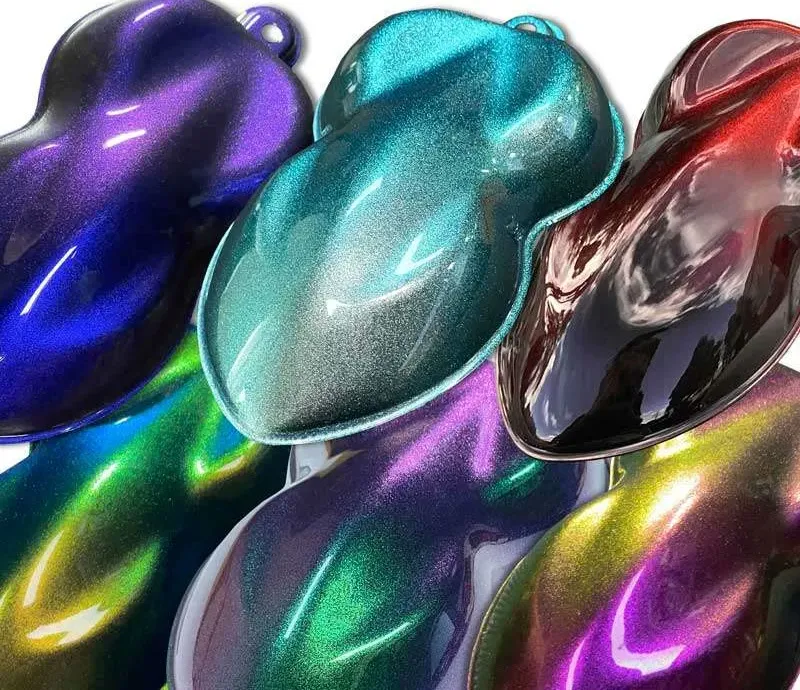 Mostre de vopsea colour-shift cameleon — aceeași vopsea trece din violet în turcoaz, verde și roșu în funcție de unghiul luminii