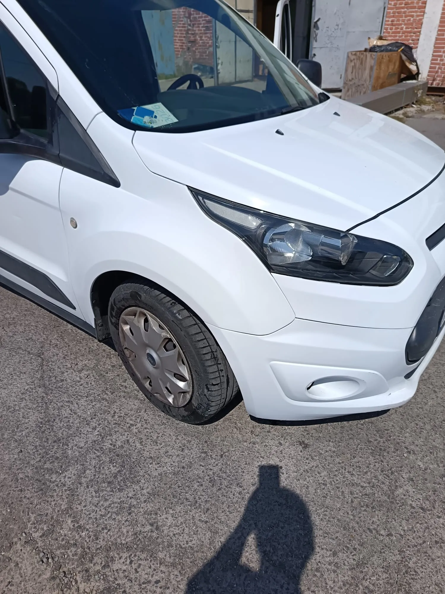 Aceeași aripă de Ford Transit Connect după vopsire, cu suprafața dreaptă și culoarea racordată cu restul caroseriei