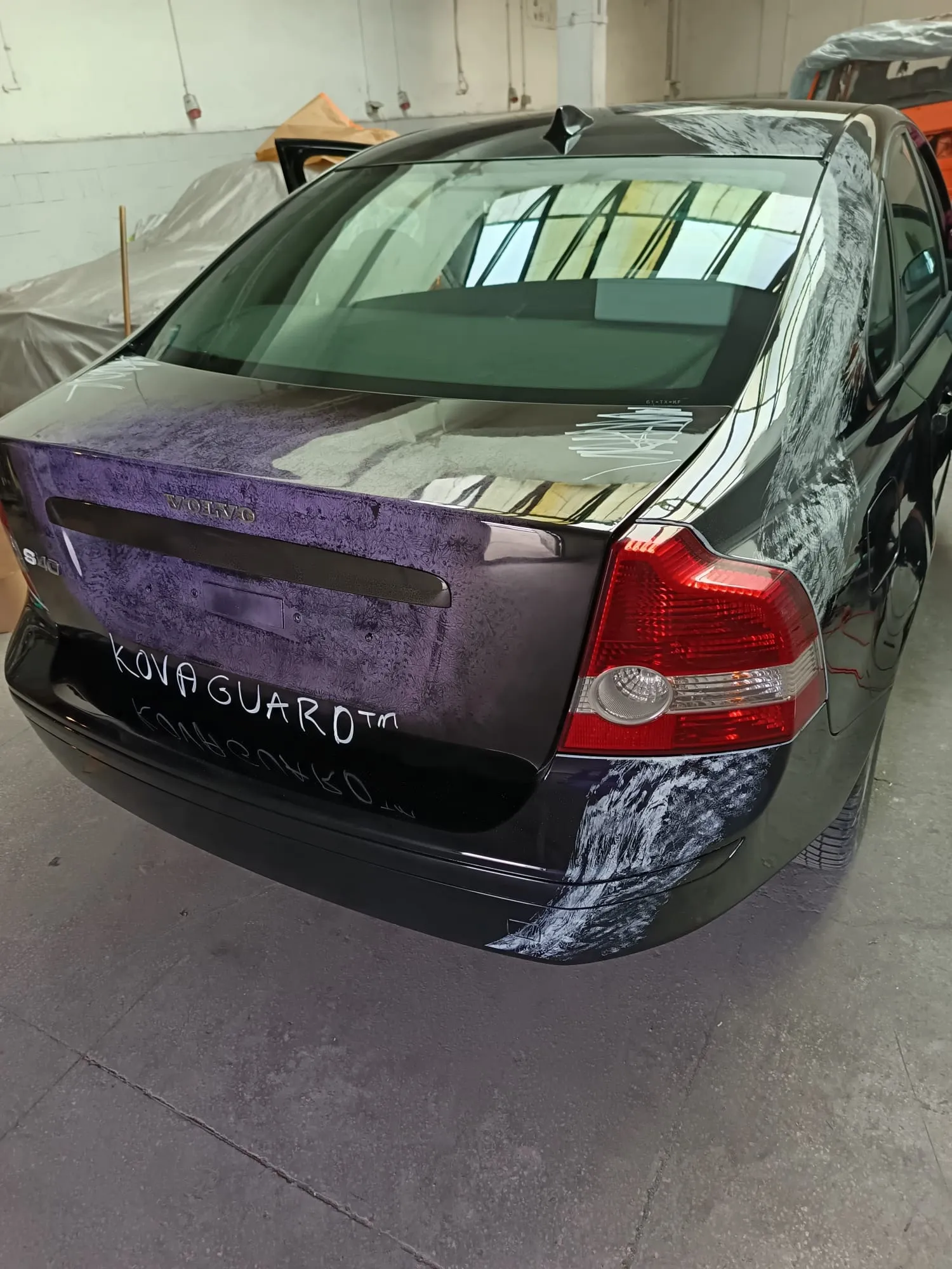 Volvo S40 în atelier, spate, în timpul lucrării de vopsire candy purple